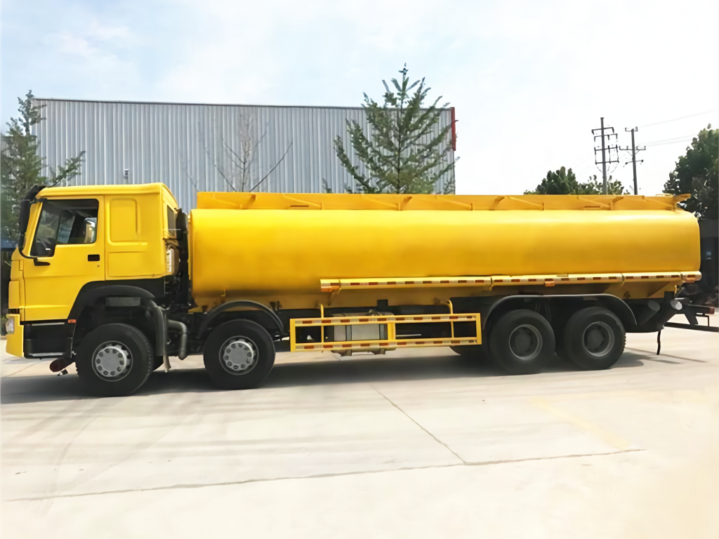 Sinotruk Howo 8×4 Oil Tank Truck插图